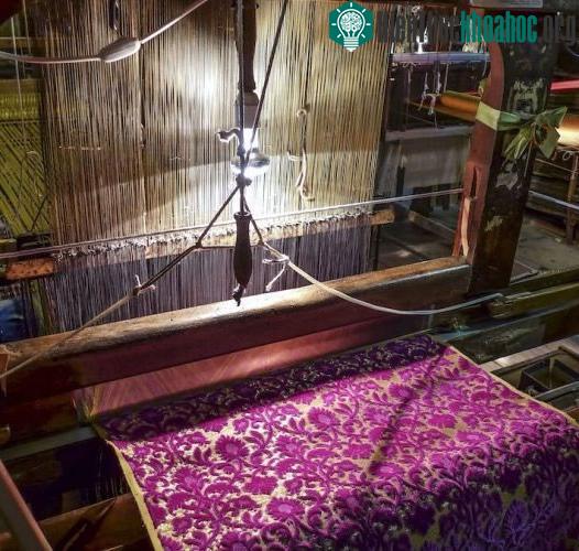 Dệt thủ công đòi hỏi một loạt các hoạt động phức tạp làm tăng thời gian sản xuất.