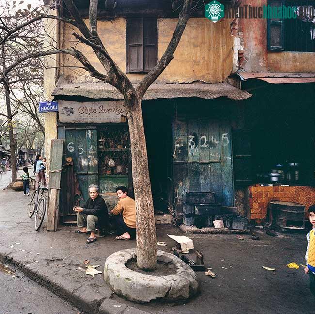 Trước cửa hàng điện quang trên phố Hàng Dầu năm 1988.