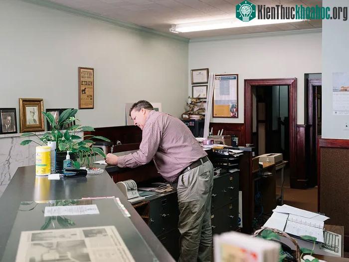 Ông Sammons đang viết những tấm séc cần mã hoá