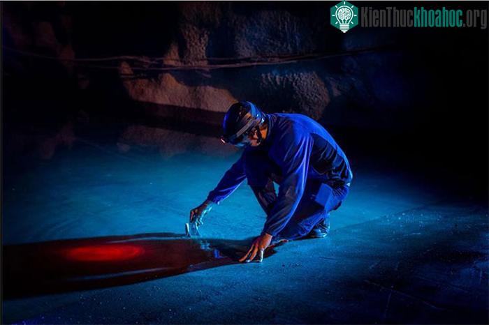 Thợ điện lắp đặt các thanh dẫn để theo dõi mực nước trong nhà máy Sant'Antonio