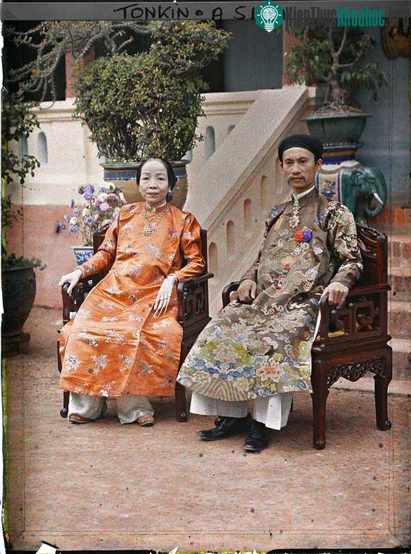 Ông Hoàng Trọng Phu – Tổng đốc tỉnh Hà Đông và phu nhân trước biệt thự của mình, 1915.