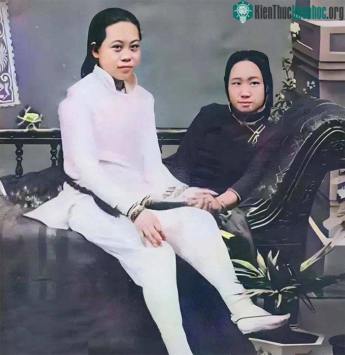Hai kỹ nữ tạo dáng chụp ảnh trên ghế