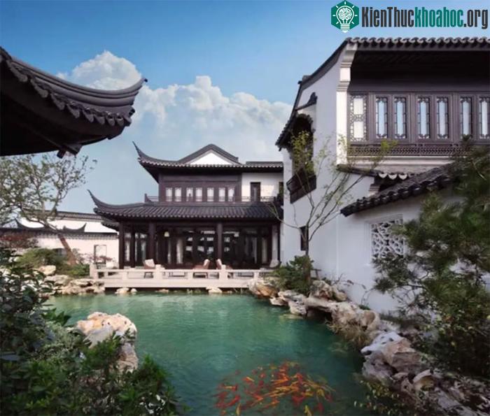 Biệt thự có rất nhiều không gian ngoài trời và sân để thư giãn.