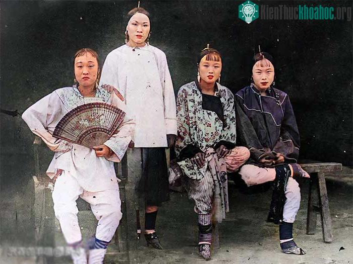 Bốn kỹ nữ lớn tuổi trong nhà thổ.