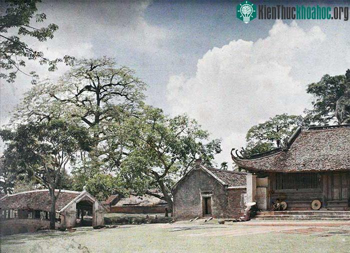 Một góc sân chùa Thầy. Bên trái là chùa Hạ và bên phải là cầu Nhật Tiên.