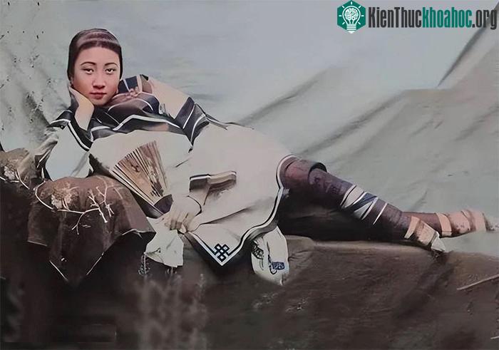 Một trong ba kỹ nữ nổi tiếng tên Tiểu Vinh Hỉ.