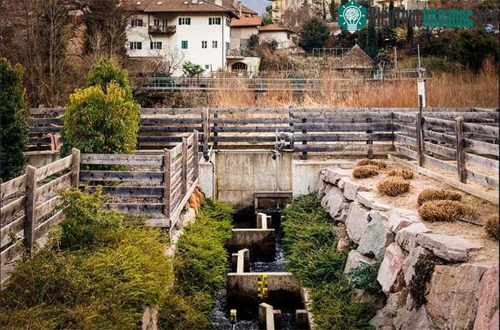 Một trạm đo thủy văn để theo dõi khu vực sông Talvera gần Bolzano, Ý.