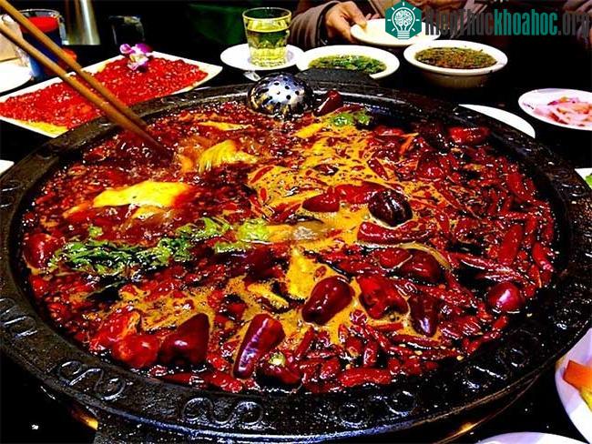 Lẩu Tứ Xuyên là loại lẩu nổi tiếng của Trung Quốc, thường được khách du lịch quan tâm.