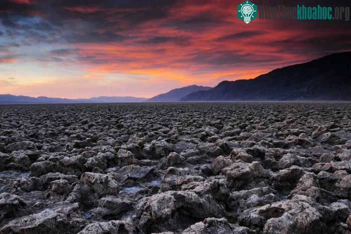 Thung lũng này nằm trên đường biên giới giữa hai bang California và Nevada.
