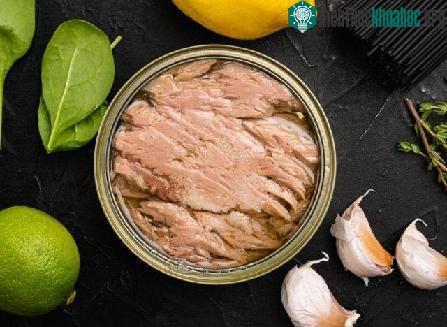Lựa chọn và bảo quản thực phẩm đóng hộp đúng cách để ngừa nguy cơ ngộ độc thực phẩm.