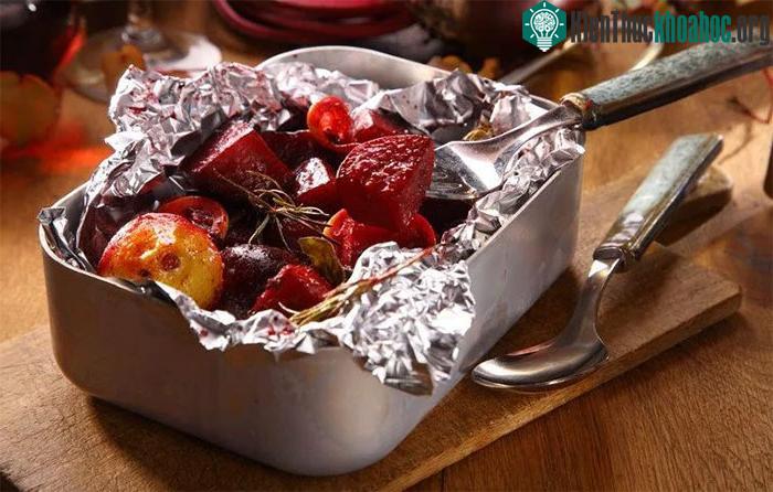 Liệu có nên dùng giấy bạc trong quá trình làm chín thực phẩm?