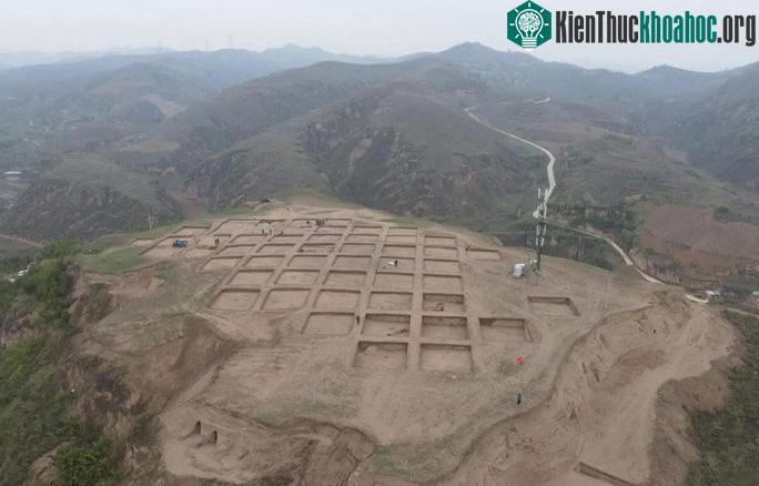 Một ngọn đồi với hàng loạt mộ cổ thẳng hàng được tìm thấy