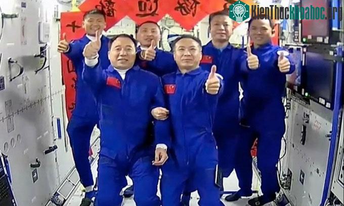Các phi hành gia Thần Châu 15 và Thần Châu 16 chụp ảnh trên trạm Thiên Cung.
