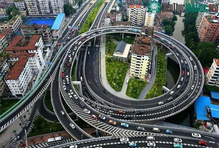 Ngôi nhà nằm giữa cây cầu vượt hiện đại tại Quảng Châu.