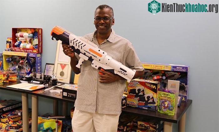 Lonnie Johnson và sản phẩm của mình.
