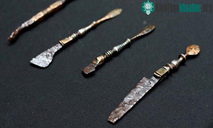 Những dụng cụ y tế trong mộ bác sĩ La Mã.