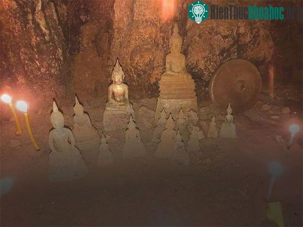 Các tượng Phật được tìm thấy bên trong một hang động ở Lào