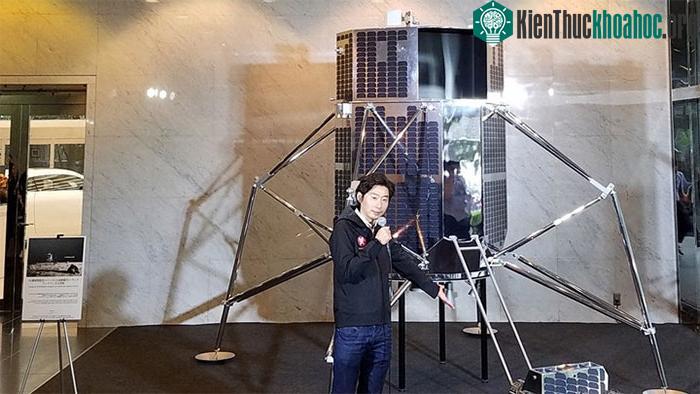 CEO của Ispace Takeshi Hakamada trong một cuộc họp báo giới thiệu Hakuto-R