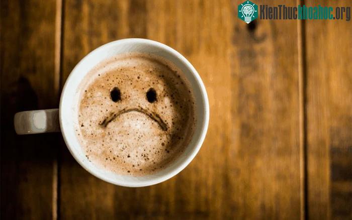 &nbsp;Tiêu thụ hơn 1,000mg caffeine mỗi ngày có thể gây ra tác động tiêu cực đến cơ thể