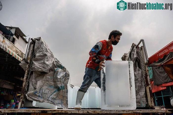 Công nhân dỡ đá ở Thái Lan