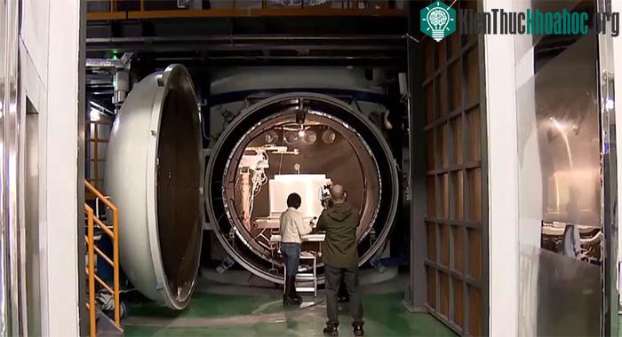 &nbsp;Cơ sở thí nghiệm này có thể mô phỏng nhiều yếu tố môi trường giống với môi trường vũ trụ.