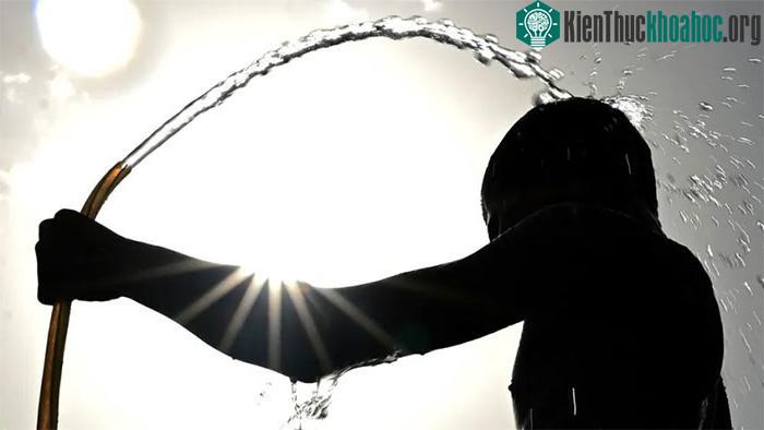 Người dân làm mát trong ngày nắng nóng gay gắt tại New Delhi, Ấn Độ.