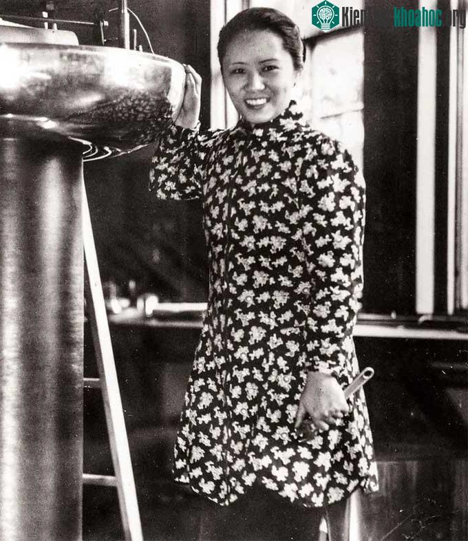 Chien-Shiung Wu đang lắp ráp một máy phát tĩnh điện trong phòng thí nghiệm