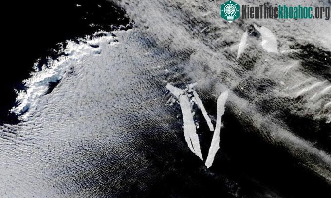 Các mảnh vỡ của tảng băng trôi lớn nhất thế giới A-76A do vệ tinh Terra của NASA chụp lại