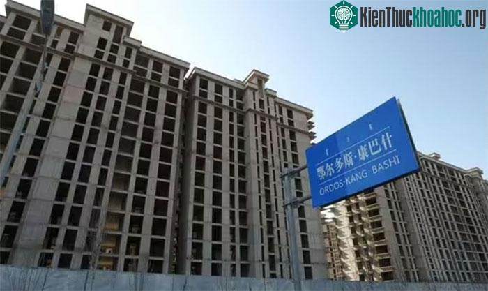 Các toà chung cư bỏ hoang chưa được hoàn thiện.