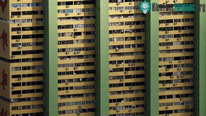 Hình ảnh các cục nóng điều hòa bên ngoài một khối chung cư ở Singapore.