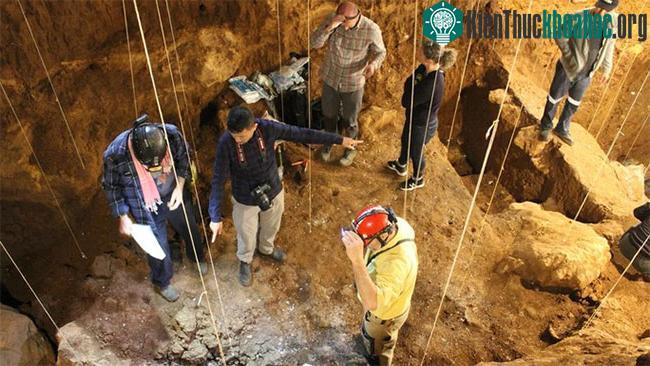 Các nhà nghiên cứu đang làm việc tại hang Tam Pà Ling (Lào)