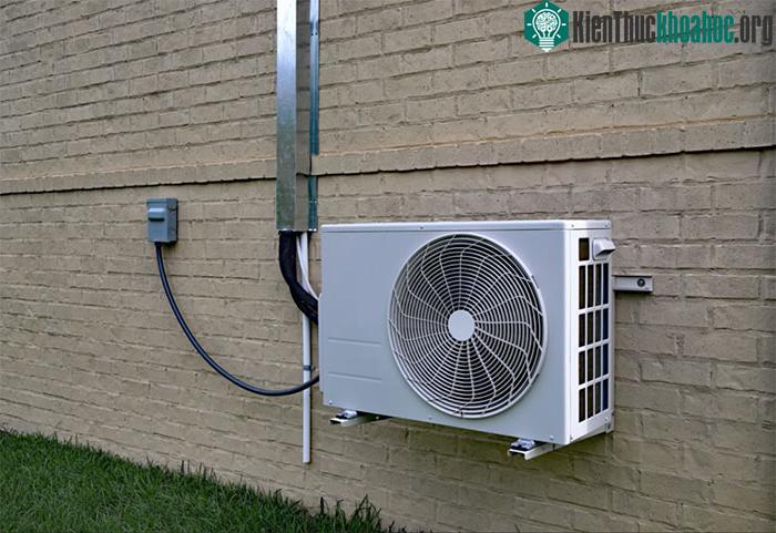 Không cần thiết phải bảo vệ cục nóng điều hòa quá cẩn thận.&nbsp;