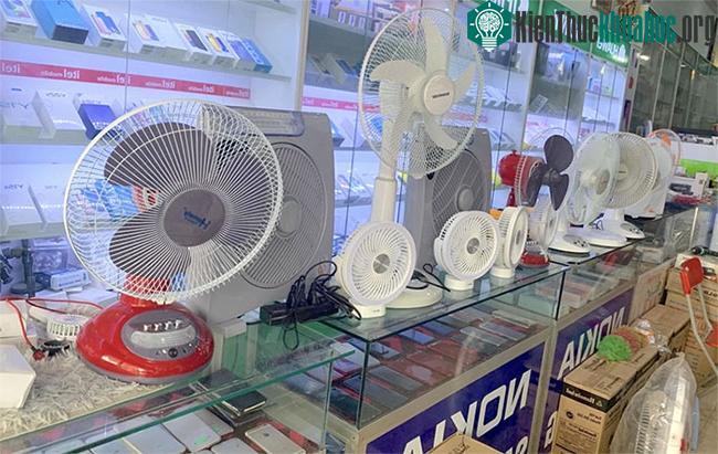 Trên thị trường hiện nay có rất nhiều loại quạt sạc, quạt tích điện cho người dùng lựa chọn.