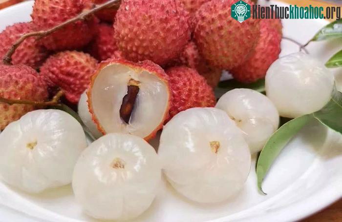 Bà bầu muốn ăn vải cần tham khảo ý kiến bác sĩ vì quả này rất ngọt.