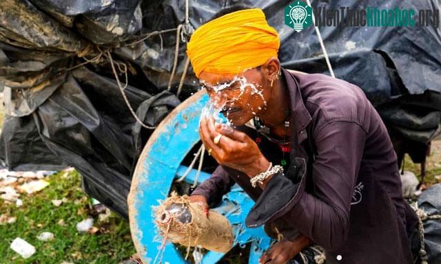 Nhiệt độ cao cùng độ ẩm thấp khiến cái nóng càng trở nên khắc nghiệt