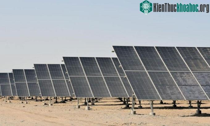 Các tấm pin quang năng tại nhà máy điện ở huyện Lạc Phổ.