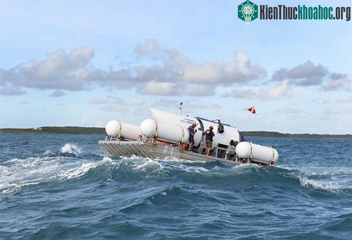Tàu lặn được đưa đến địa điểm ấn định để thả xuống nước.