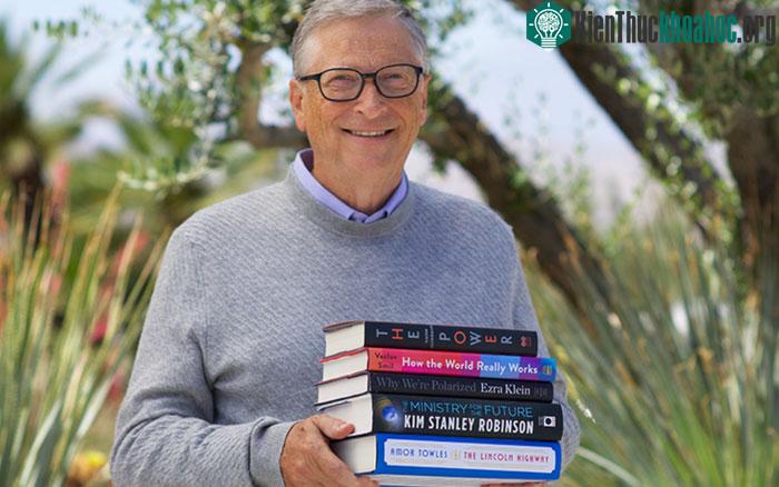 Bill Gates thường đọc rất nhiều, không chỉ về chủ đề hiện tại mà còn về các chủ đề liên quan.