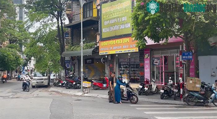 Kỳ lạ con phố ô tô, xe máy bỗng không mở được khóa thông minh, nhiều người phải hì hục đẩy xe ở Hà Nội ảnh 0