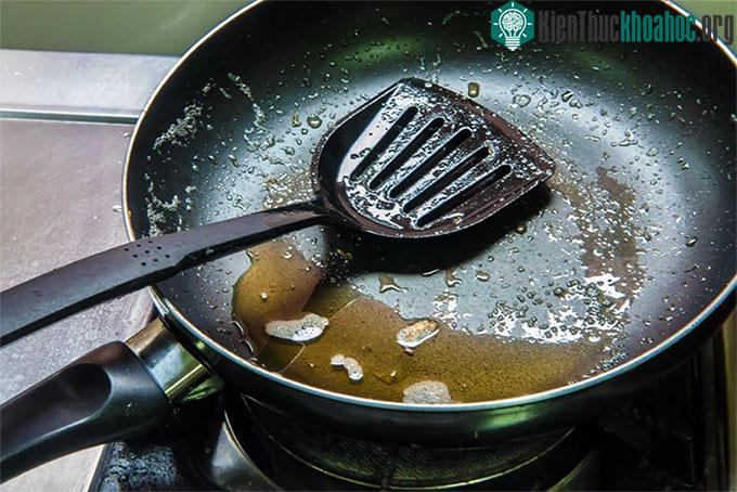 Dầu ăn chiên đi chiên lại nhiều lần rất hại cho gan, có thể dẫn tới ung thư gan.