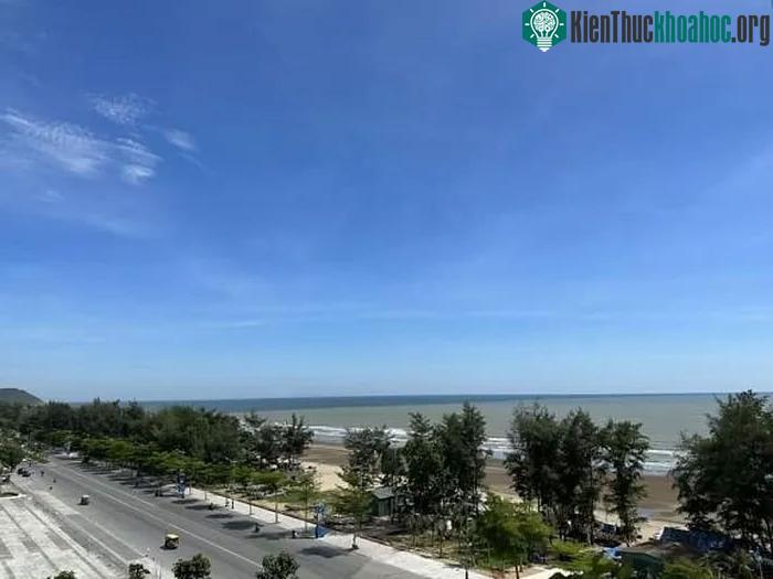 &nbsp;Hình ảnh nước biển Sầm Sơn trưa 23/6.