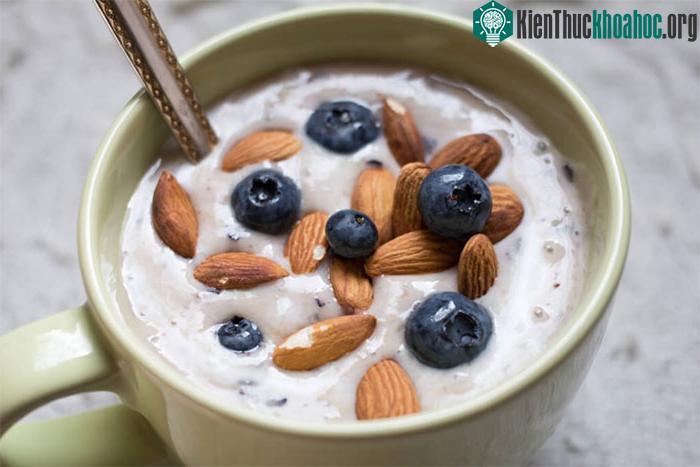 Một nghiên cứu mới cho thấy sữa chua hạnh nhân có mật độ dinh dưỡng cao.