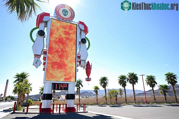 Nhiệt kế hiển thị 114 độ F (45,5 độ C) tại Baker, bang California, Mỹ.
