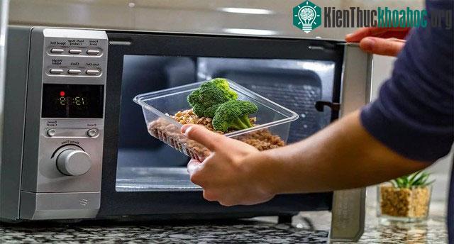 Lò vi sóng giúp bạn nấu hoặc hâm nóng thức ăn chỉ trong vài phút.