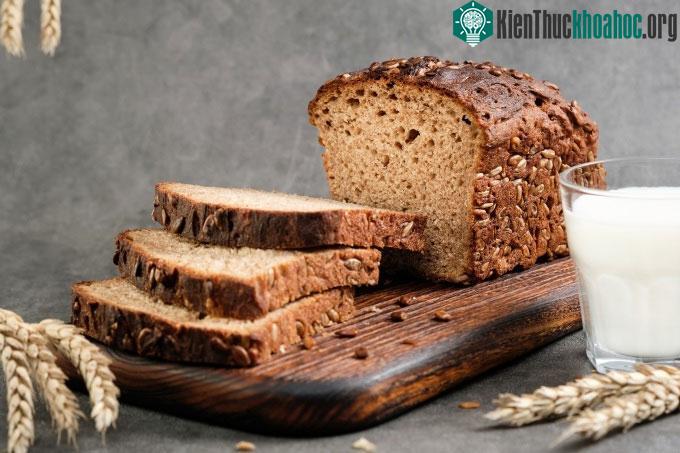 Bánh mì đen làm từ ngũ cốc nguyên hạt tốt cho sức khỏe.