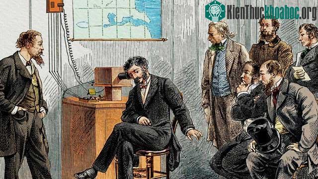 Nhà bác học Alexander Graham Bell trong buổi thử nghiệm chiếc điện thoại vào năm 1877. &nbsp;