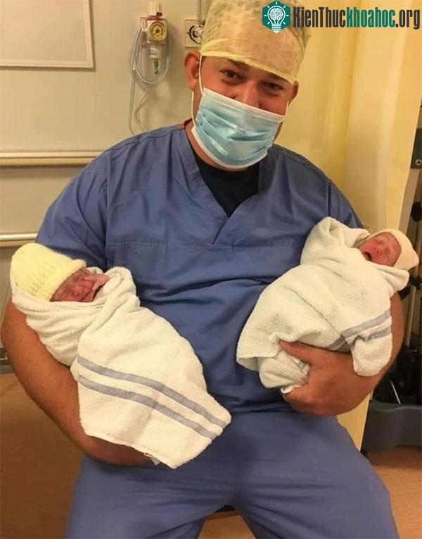 Chồng của Sophie Small, Jonathan, chụp ảnh cùng các con gái mới chào đời.
