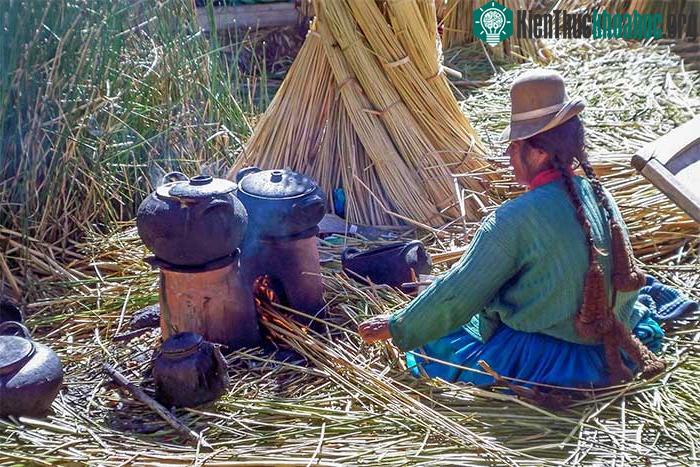 Người Uros vẫn có thể nấu ăn mà không làm bén lửa vào ngôi nhà của mình