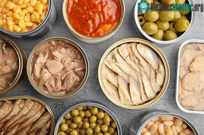 Bảo quản thực phẩm đóng hộp ở nơi khô ráo, thoáng mát với nhiệt độ dưới 30 độ C