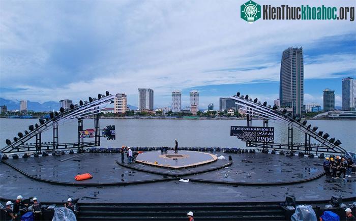 Việc thi công sân khấu đã hoàn thành khoảng 98%